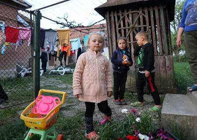 Imagen secundaria 1 - Arriba: Dormitorio para refugiados en el Centro Venezia de Mukáchevo. Abajo La familia Marinko escapó hace dos semanas de los combates de la zona de Jersón.