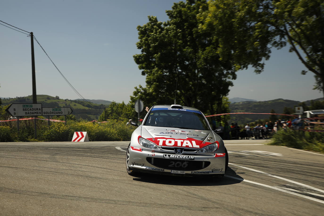 Uno de los Peugeot 206 WRC, pilotado por Fernando Garrido, está ofreciendo un recital de conducción