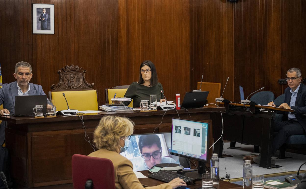 Imagen del Pleno de abril, en el que varios concejales participaron por videoconferencia por estar contagiados de covid. 