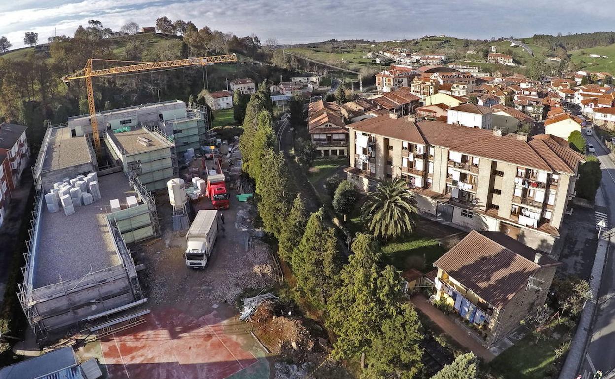 Imagen aérea del centro de salud durante su construcción. 