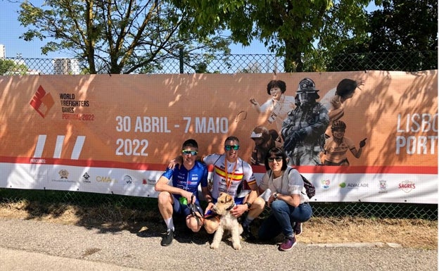 Imagen principal - Óscar Negrete logra un doblete en el Mundial de Ciclismo de Bomberos de disputado en Lisboa