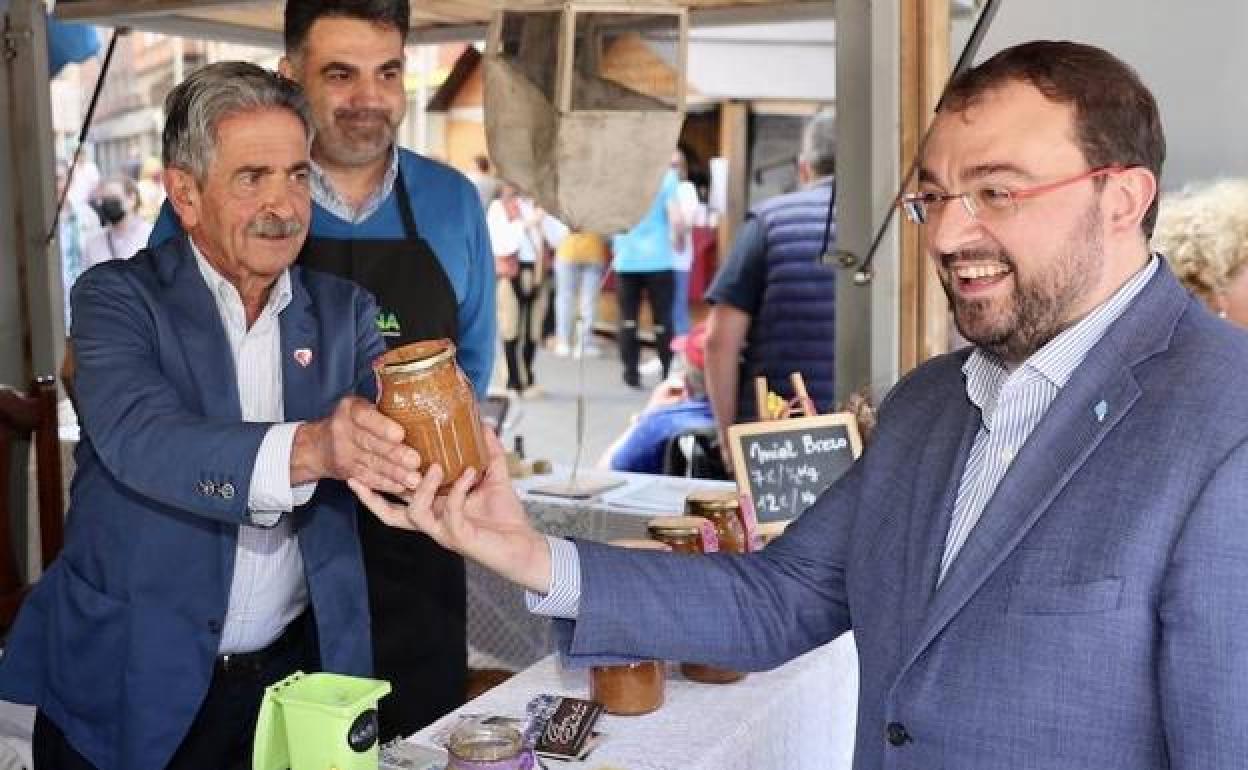 Miguel Ángel Revilla y Adrián Barbón, hoy durante su visita en Laviana