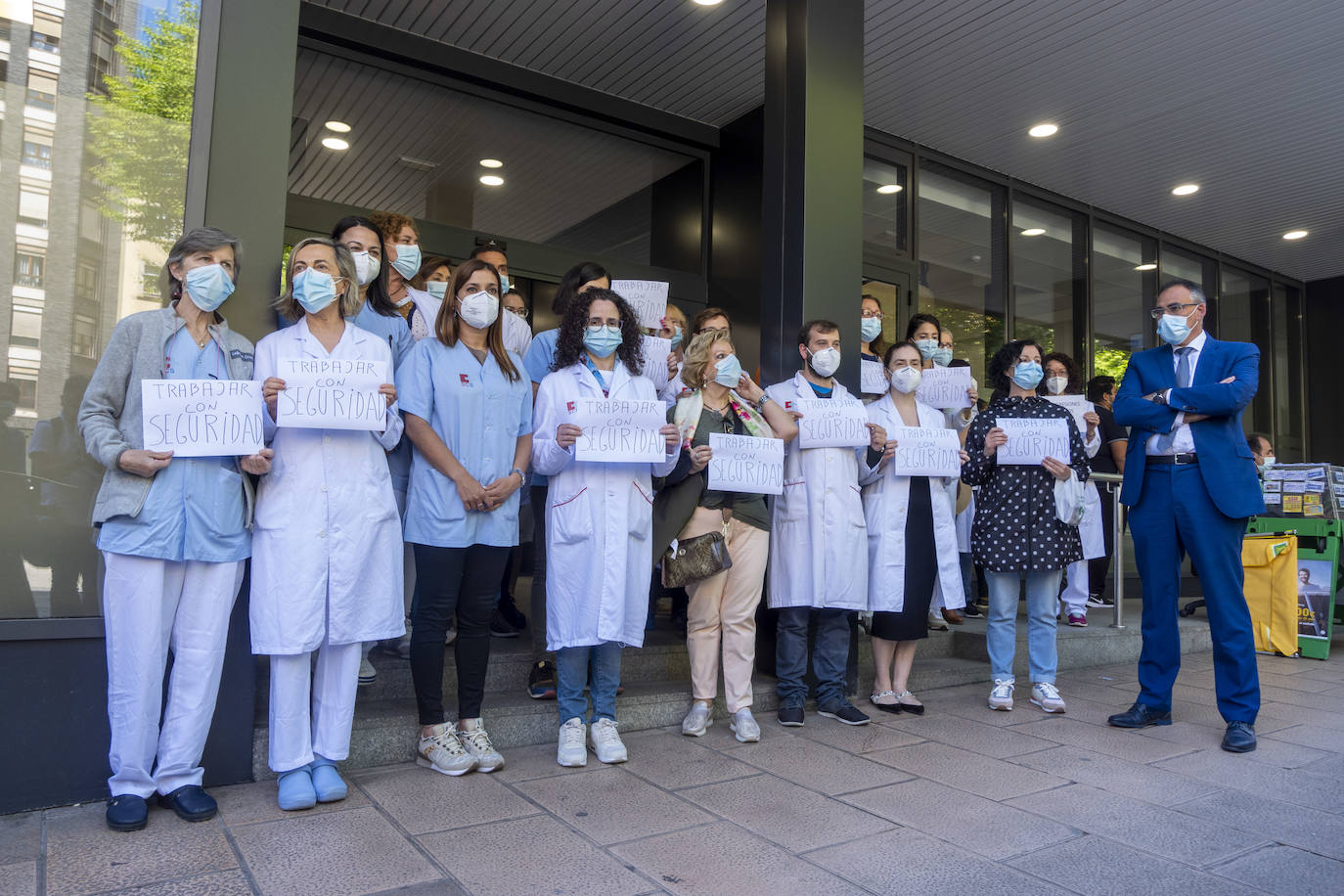 El consejero de Sanidad, Raúl Pesquera, en la concentración celebrada en el Centro de Salud de la calle Vargas.