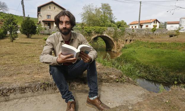 Juan Gómez Bárcena, junto al puente de Toñanes, escenario de 'Lo demás es aire'.