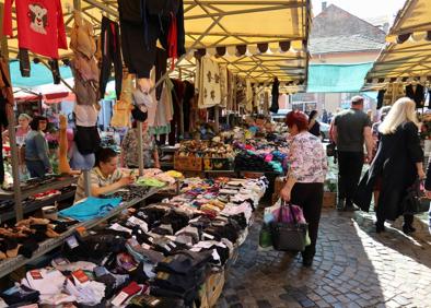 Imagen secundaria 1 - 1. Los accesos a los edificios administrativos se encuentran protegidos por paredes de sacos de arena. |2. Ciudadanos realizan sus compras diarias en el mercado callejero del centro de la localidad. | 3. La bandera ucraniana ondea en la calle principal de Mukáchevo.