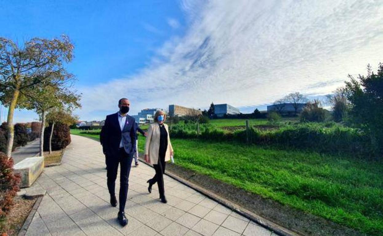 Javier López Estrada y Marina Lombó junto al terreno en el que se construirá el conservatorio. 