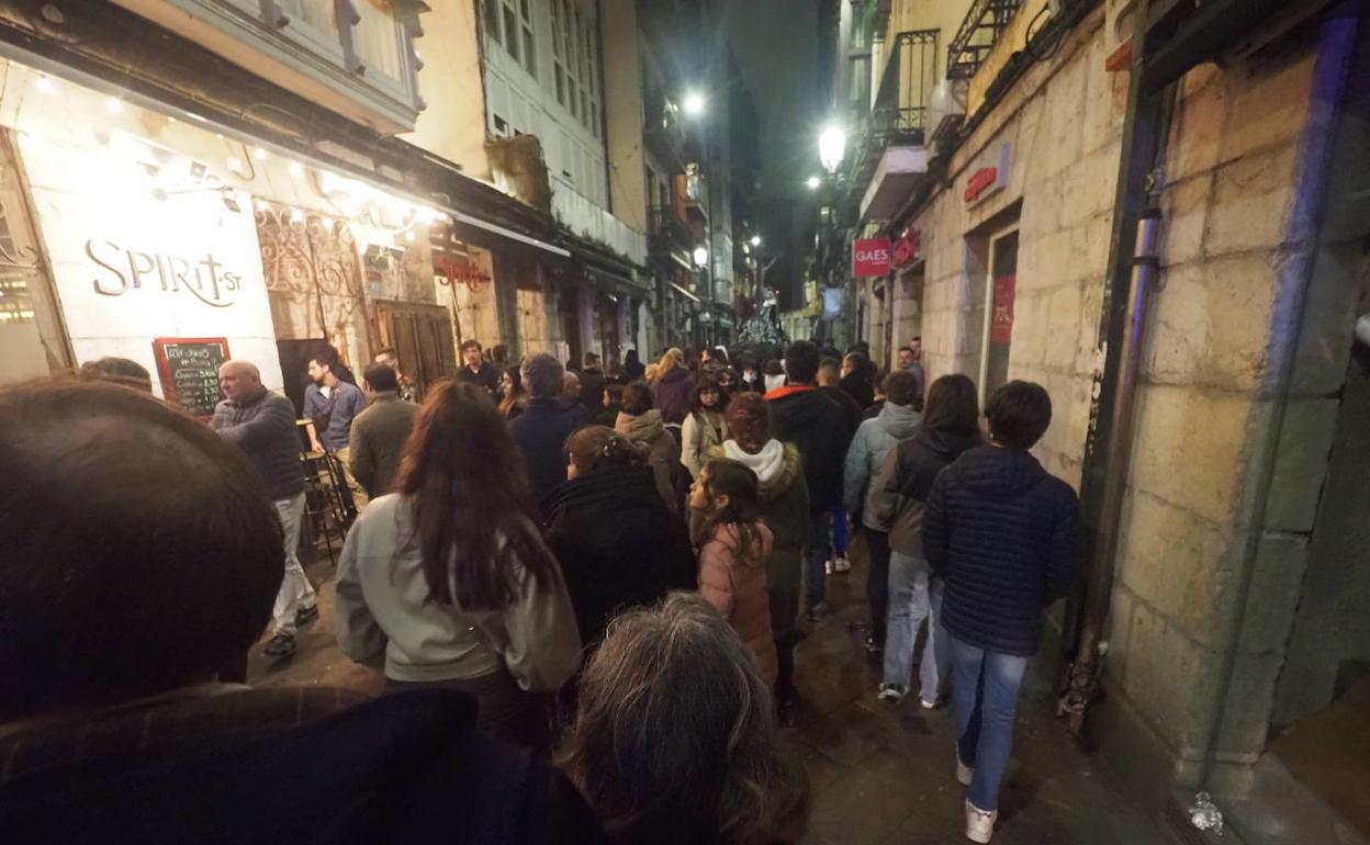 Procesión de Semana Santa por la calle del Arrabal de Santander.