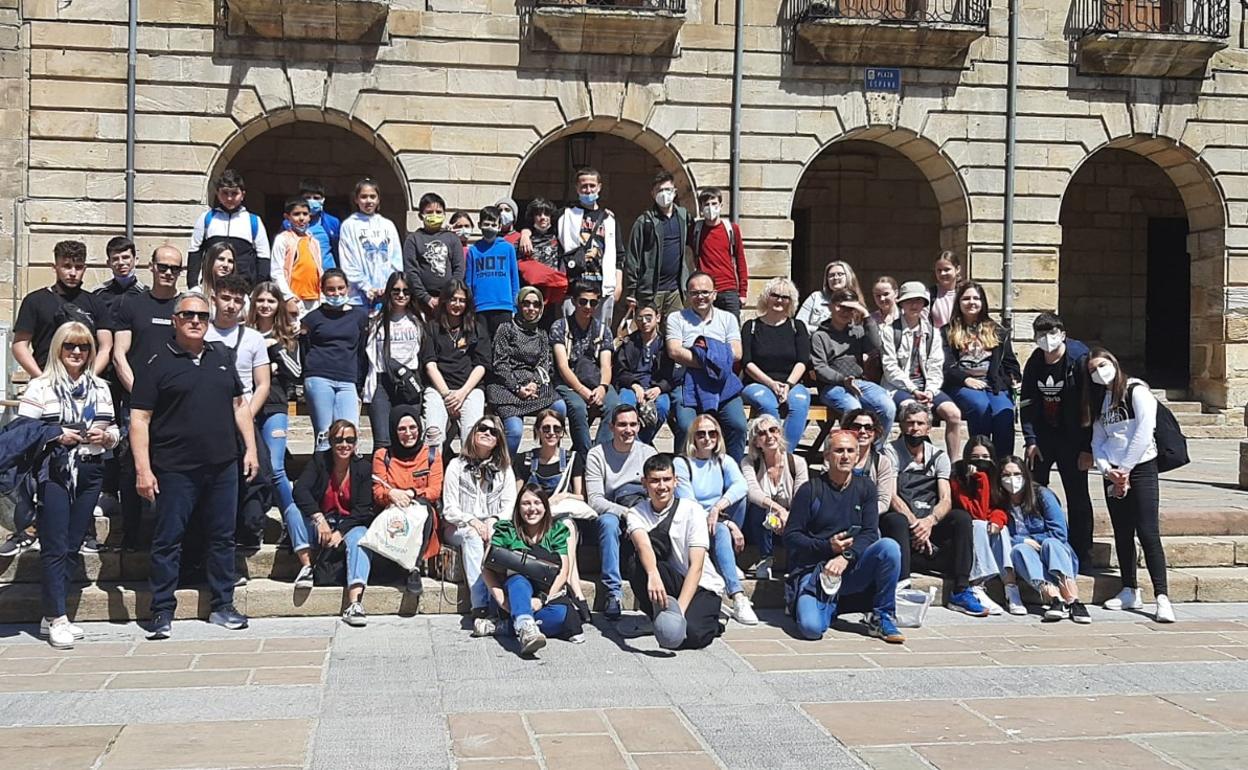 Alumnos del CEIP Valdeolea de Mataporquera (Valdeolea) que ayer participaron en el acto celebrado en Reinosa, junto a un grupo de estudiantes Erasmus que estos días visitan la comarca campurriana. 