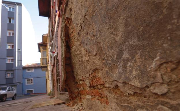 Imagen principal - El Ayuntamiento de Santander desaloja un edificio en San Matías por el mal estado de un muro