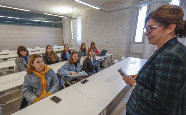 Celestina Losada, durante una de las clases en la Fundación Comillas. 