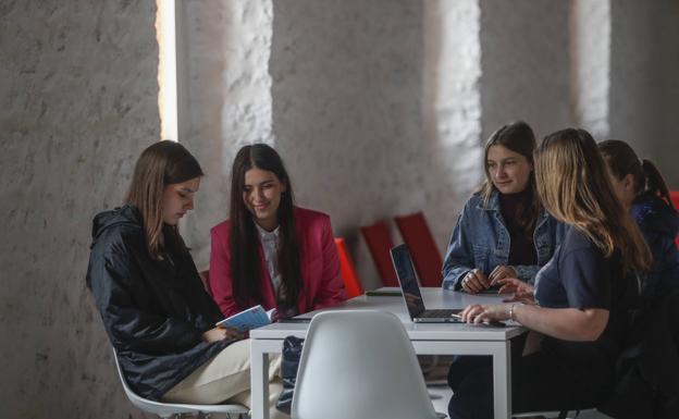 Las alumnas ucranianas, durante un descanso entre las clases. 