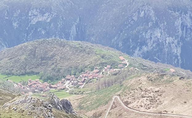 Tresviso y la pista en zig-zag por la que hemos de comenzar nuestra ascensión al Cerralosa