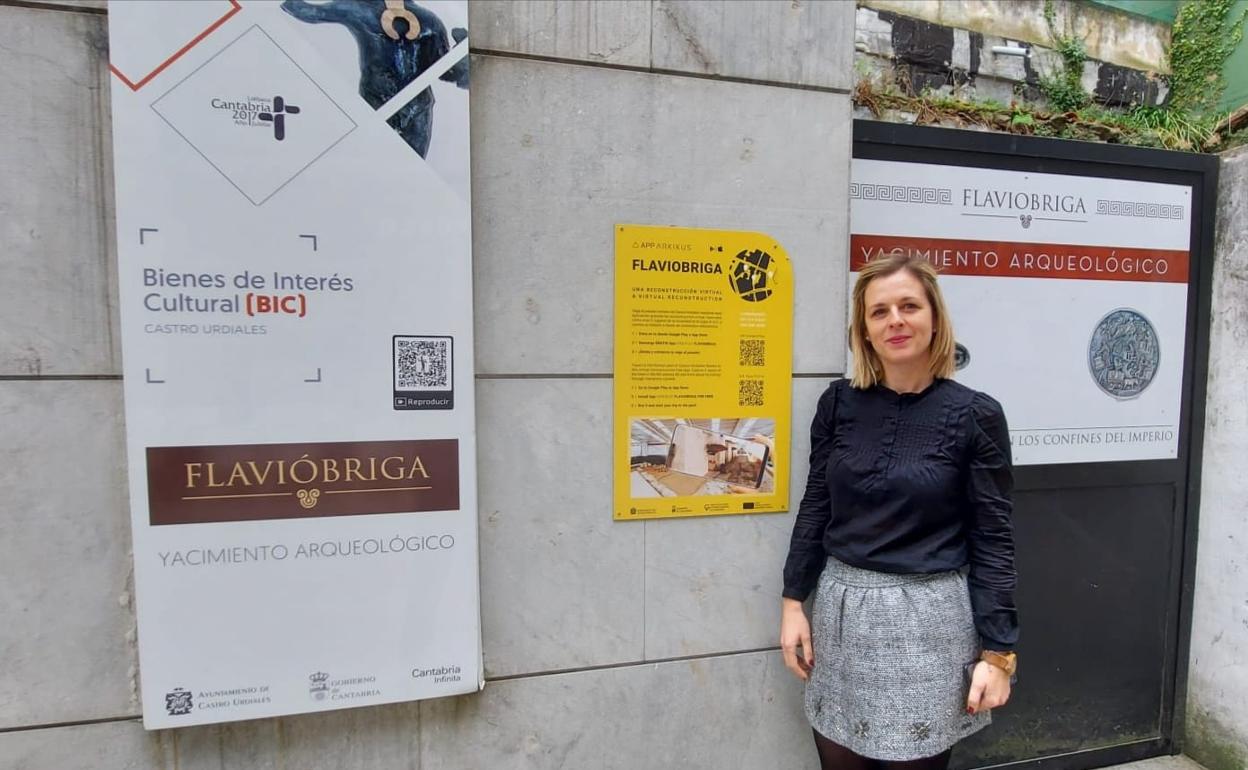 La concejala de Turismo, Rosa Palacio, en la entrada de Flavióbriga 