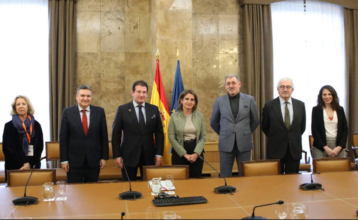 Jorge Oliveira (de gris) junto a la ministra Teresa Ribera (centro), en la cita celebrada en Madrid.