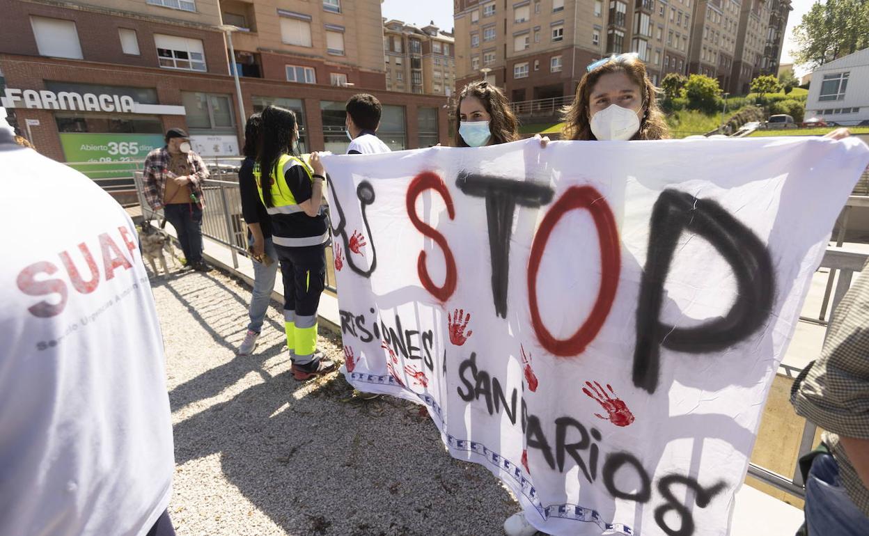 Concentración de sanitarios de SUAP (Servicios de Urgencias de Atención Primaria) celebrada ayer en el Centro Salud Los Castros contra las agresiones a sanitarios. 