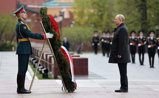 Los festejos del Día de la Victoria no disimulan lo mal que le van las cosas a Putin en Ucrania