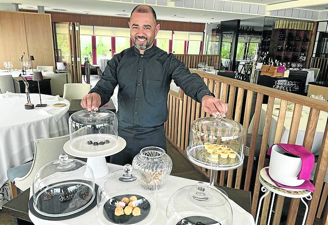 Ramón Pimentel, jefe de sala, con los petit fours. 