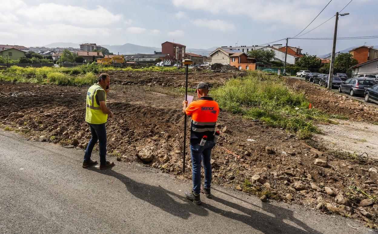 Dos operarios de la empresa Senor realizan mediciones durante las obras.