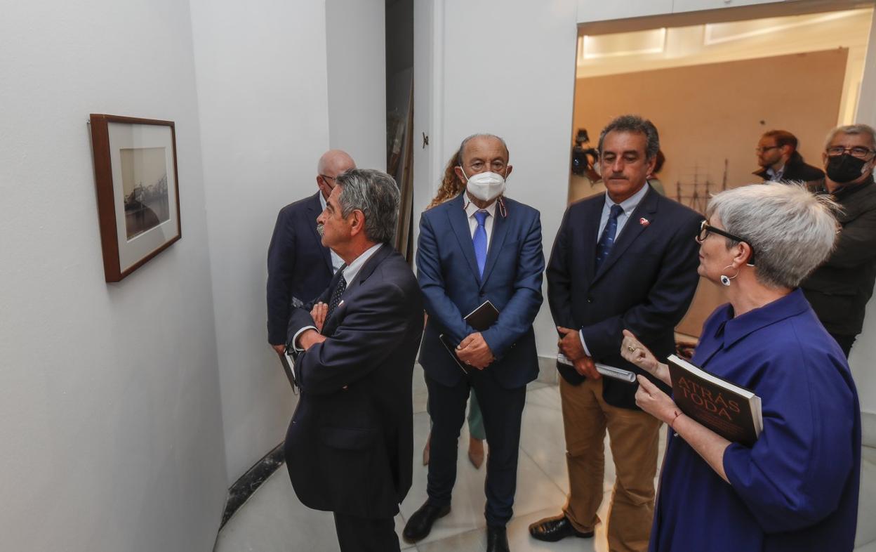 El presidente cántabro Miguel Ángel Revilla presidió el acto de apertura de la exposición que permanecerá abierta hasta el 10 de julio.