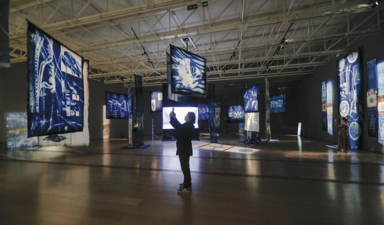 Detalle de la actual muestra de Ellen Gallagher con Edgar Cleijne que exhibe el Centro Botín.