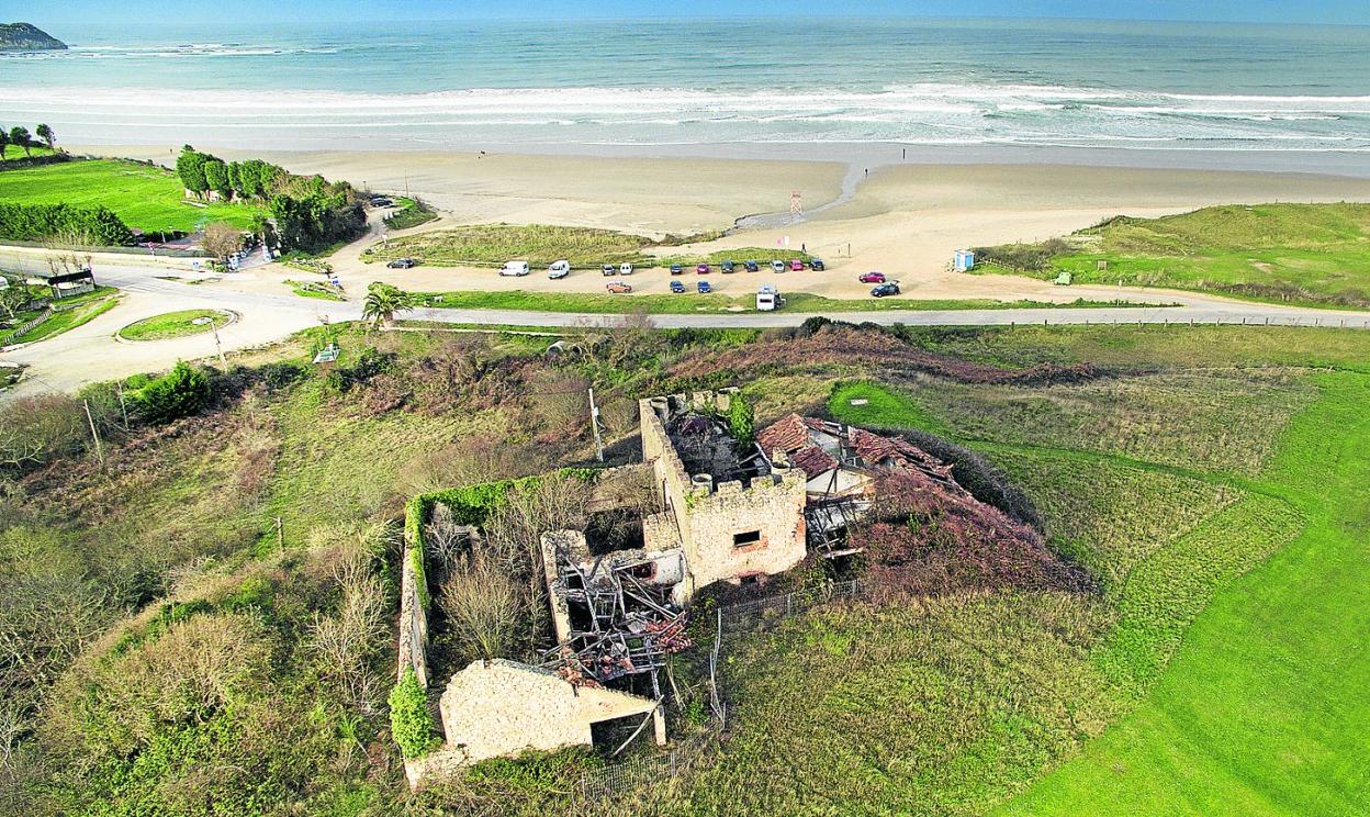 Aspecto que presenta el aparcamiento de la playa de Oyambre, cuya imagen experimentará un importante lavado de cara.