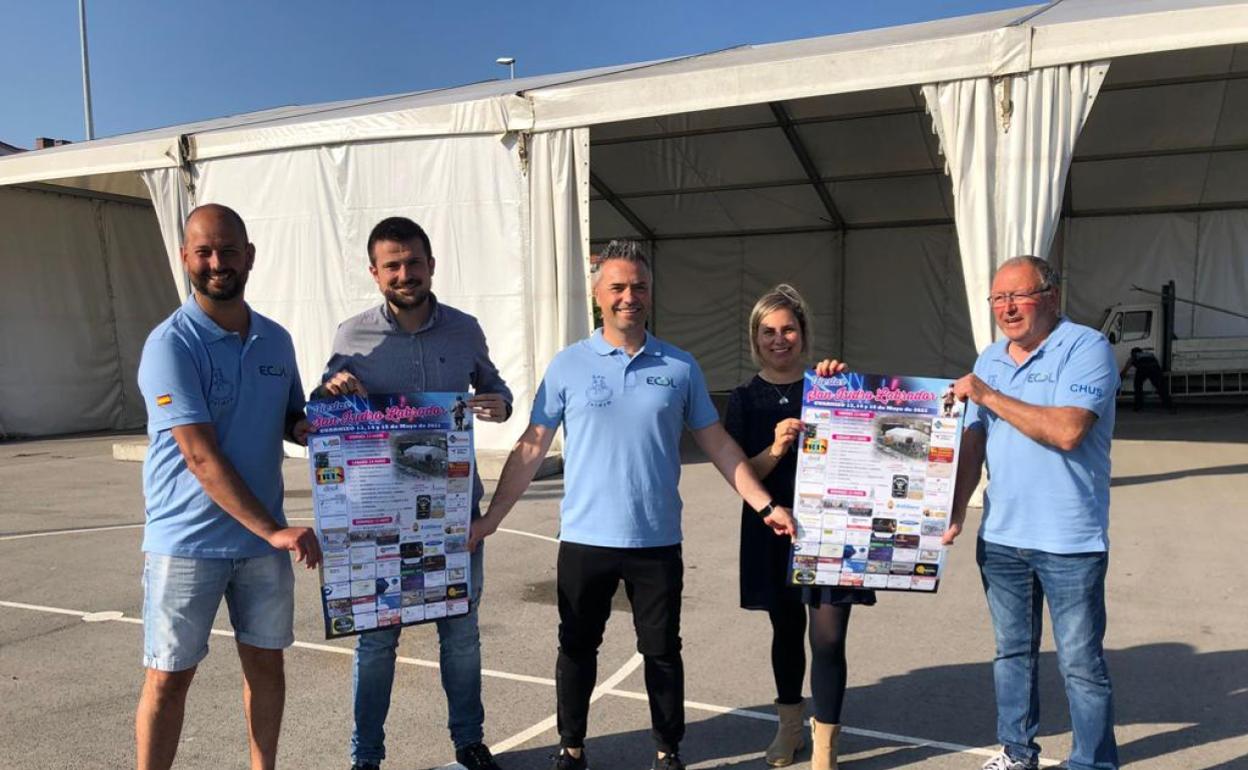 El alcalde pedáneo de Guarnizo, Alejandro Hoz, la concejala de Festejos, Cristina Laza, y algunos miembros de la comisión de fiestas, durante la presentación del cartel festivo. 