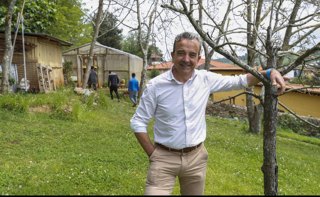 Pedro Tresgallo, en el jardín de una de las casas de acogida de menores de la Fundación Cuin.