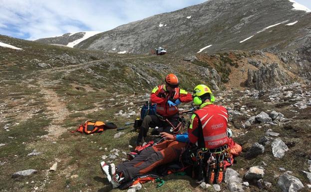 Rescatan en helicóptero a un montañero con síntomas de posible infarto en Picos de Europa