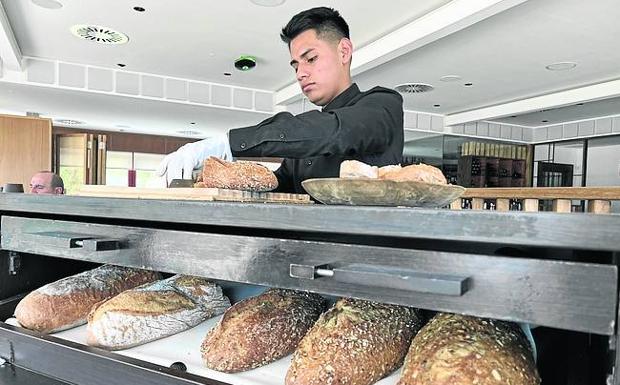 Imagen. José Luis Balvín prepara la degustación de panes. 