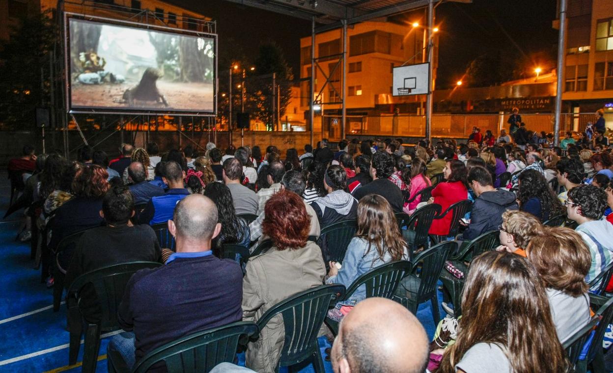 Proyección de una película durante las fiestas patronales en la plaza de La Llama. 