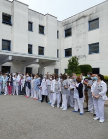 Imagen secundaria 2 - Masiva concentración en el hospital de Laredo contra «la deriva de abandono» de la Administración