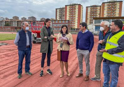 Imagen secundaria 1 - La renovación de la pista de atletismo del Ruth Beitia se prolongará hasta julio