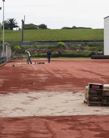 Imagen secundaria 2 - La renovación de la pista de atletismo del Ruth Beitia se prolongará hasta julio