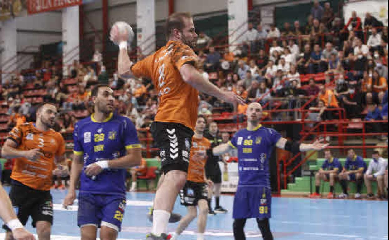 Imagen de archivo de un partido entre el Bathco Balonmano Torrelavega y Bidasoa en el Pabellon Municipal Vicente Trueba