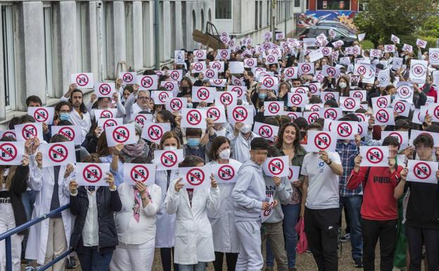 Alumnos, profesores y padres protestan contra la gasolinera. 