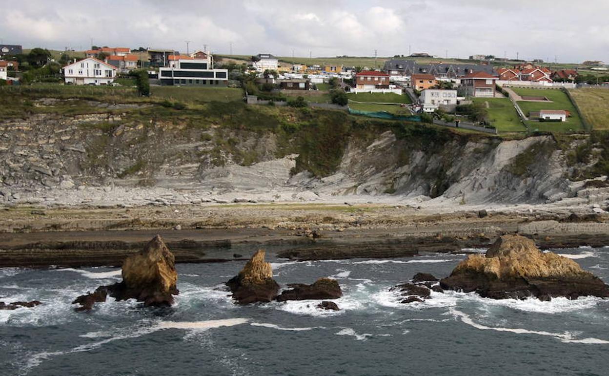 Vista del entorno de la playa de La Arnía, en Liencres.