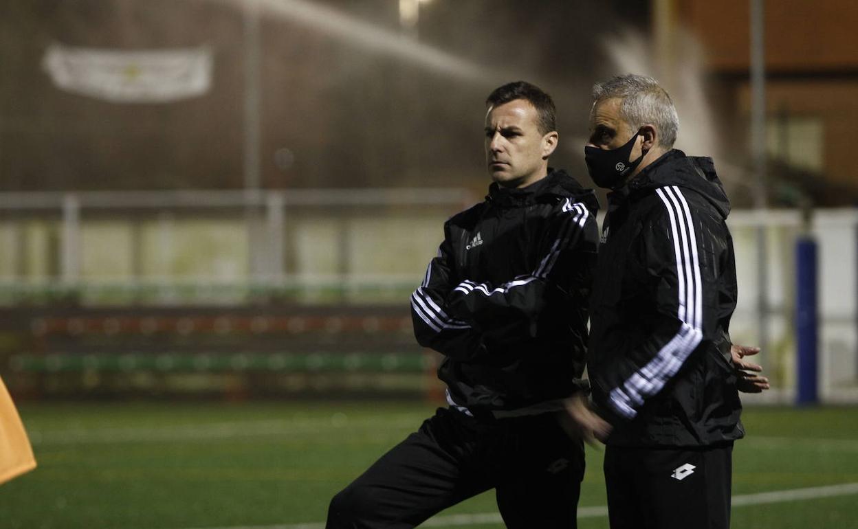 Sergio 'Sesi' Fernández, de pie a la izquierda, junto a Gonzalo Bustamante,