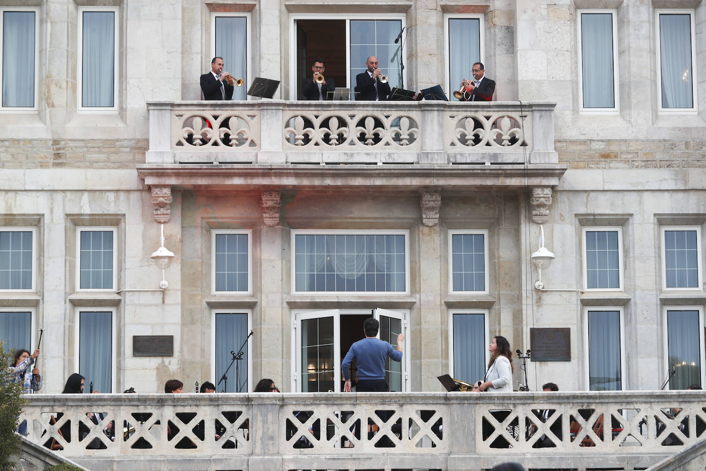 Los allegados a quien fuera la primera directora del edificio más emblemático de la ciudad han participado en este acto homenaje en el que se descubierto una placa en su honor y la Banda Municipal de Música ha interpretado varios de sus temas favoritos. Durante el concierto, se han soltado 200 globos de helio biodegradables y se han vendido mantitas a 5 euros como recaudación de fondos para la Fundación Blas Méndez Ponce con la que ella colaboraba de forma muy activa.