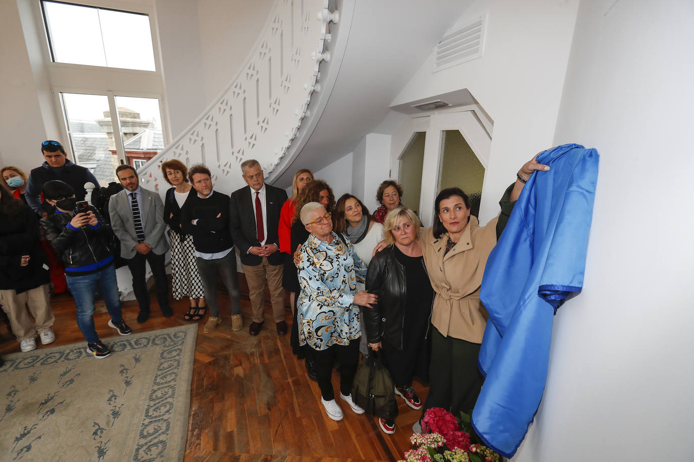 Los allegados a quien fuera la primera directora del edificio más emblemático de la ciudad han participado en este acto homenaje en el que se descubierto una placa en su honor y la Banda Municipal de Música ha interpretado varios de sus temas favoritos. Durante el concierto, se han soltado 200 globos de helio biodegradables y se han vendido mantitas a 5 euros como recaudación de fondos para la Fundación Blas Méndez Ponce con la que ella colaboraba de forma muy activa.