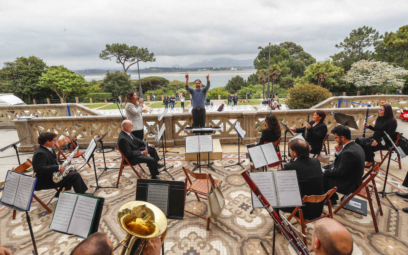 Los allegados a quien fuera la primera directora del edificio más emblemático de la ciudad han participado en este acto homenaje en el que se descubierto una placa en su honor y la Banda Municipal de Música ha interpretado varios de sus temas favoritos. Durante el concierto, se han soltado 200 globos de helio biodegradables y se han vendido mantitas a 5 euros como recaudación de fondos para la Fundación Blas Méndez Ponce con la que ella colaboraba de forma muy activa.