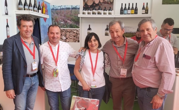 Imagen principal - Manel Gómez en el stand de bodegas Cayo en la feria de Fenavin 