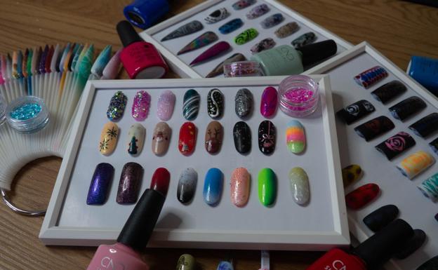 Imagen principal - Descubre qué colores de uñas para manos y pies llegan este verano