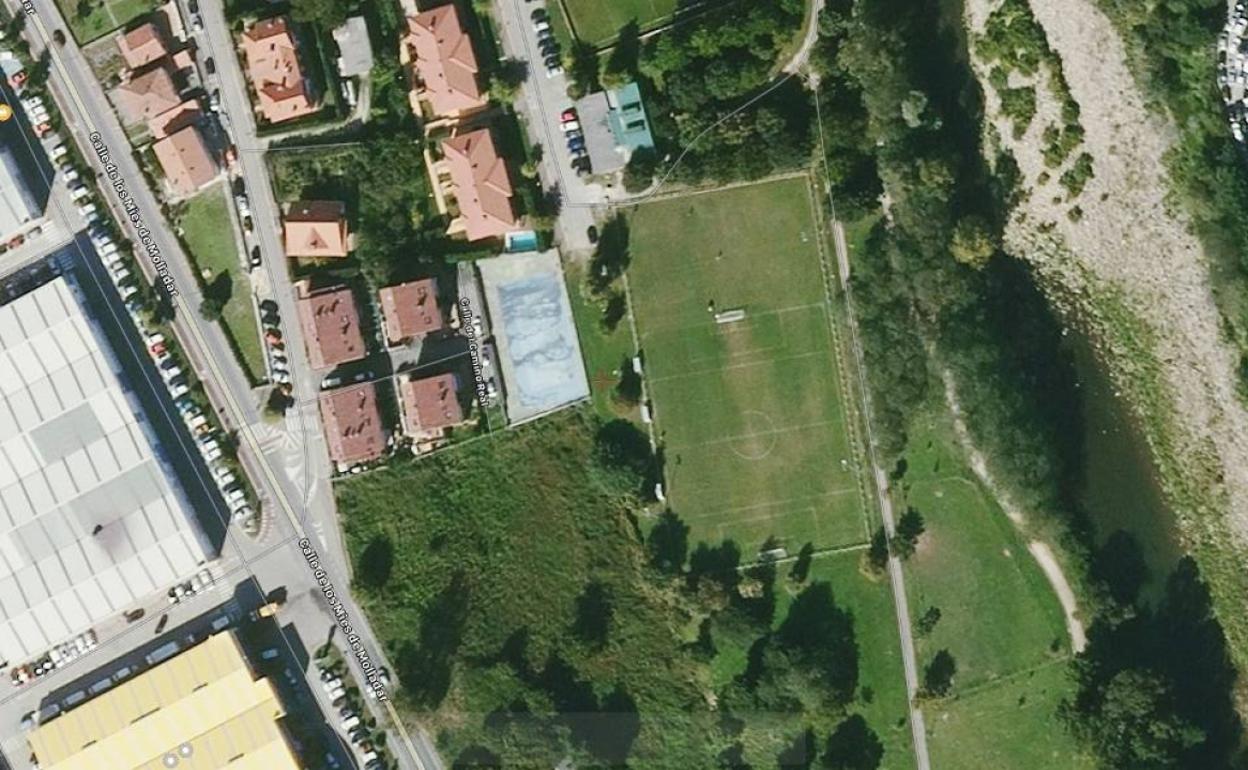 Terreno sobre el que se proyecta levantar el nuevo pabellón, en el parque del Ansar de Cartes.