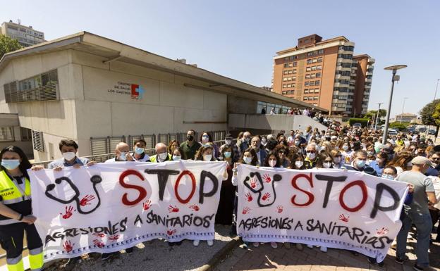 El juez del caso de los sanitarios agredidos cree que el Gobierno «es el primero que tiene que protegerlos»