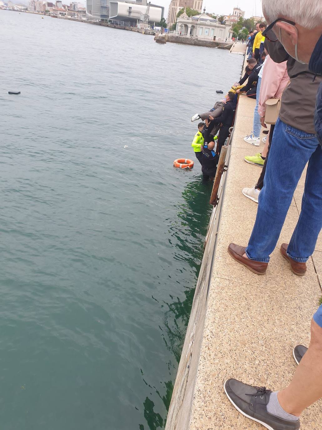 El instante en que los agentes de Santander suben al hombre al paseo marítimo. 