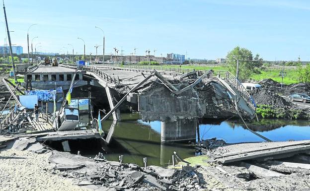 Los rusos bombardearon uno de los puentes de acceso a Bucha.