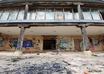 Imagen secundaria 1 - Fachada e interior de la Casa de la Juventud.