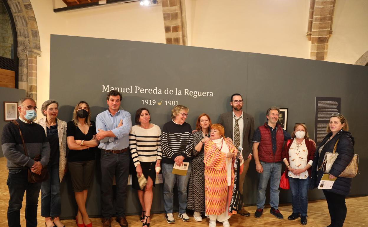 Asistentes al acto de presentación de la exposición de Manuel Pereda de la Reguera en Potes 