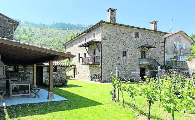 El viñedo es la huerta de la casa familiar, hoy dedicada al turismo rural. 