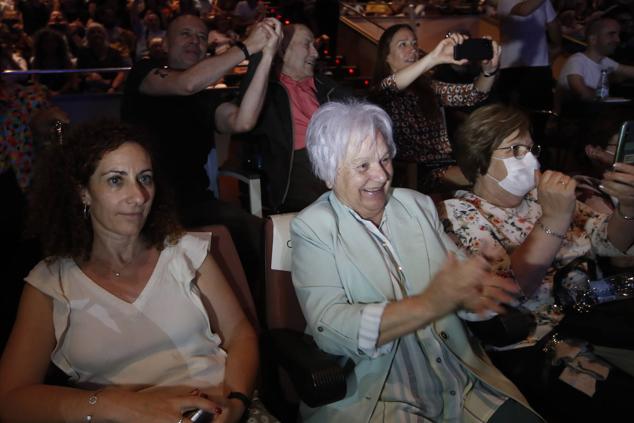 La abuela y el abuelo (detrás) de Chanel, celebran la actuación de su nieta en el Teatre de la Passió de Olesa de Montserrat (Barcelona).